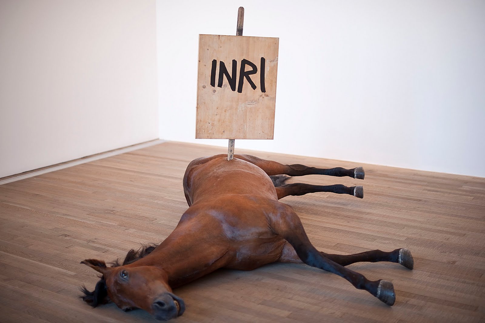 Inri, Maurizio Cattelan